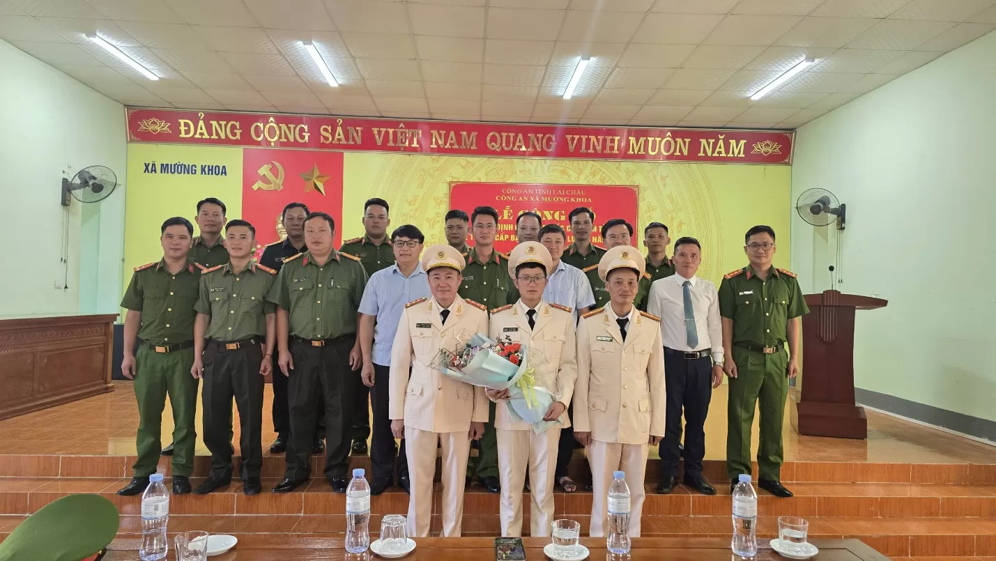 Đại biểu chụp ảnh lưu niệm cùng CBCS được thăng cấp bậc hàm, nâng bậc lương năm 2026
