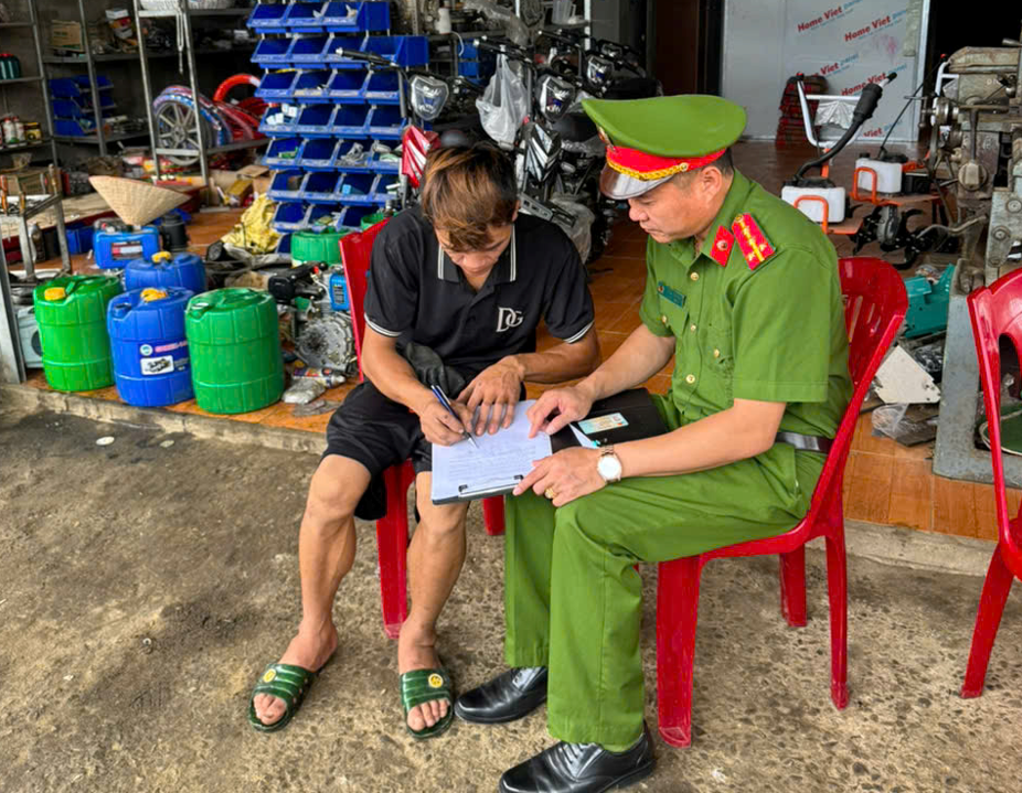 Công an xã Mường Khoa tuyên truyền, ký cam kết không độ, chế phương tiện trái phép