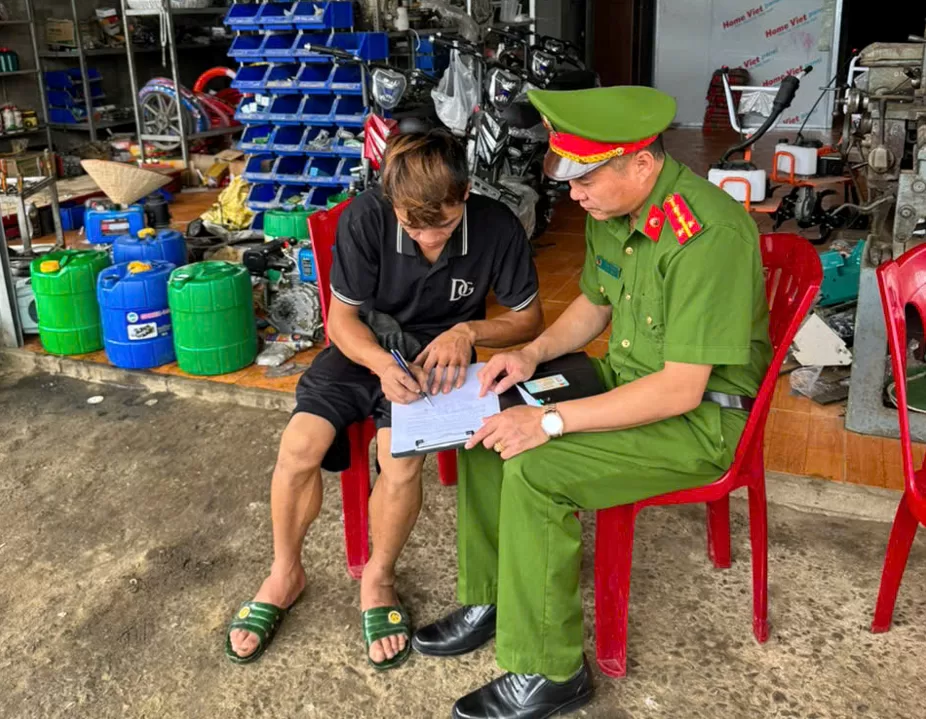 Công an xã Mường Khoa tuyên truyền, ký cam kết không độ, chế phương tiện trái phép