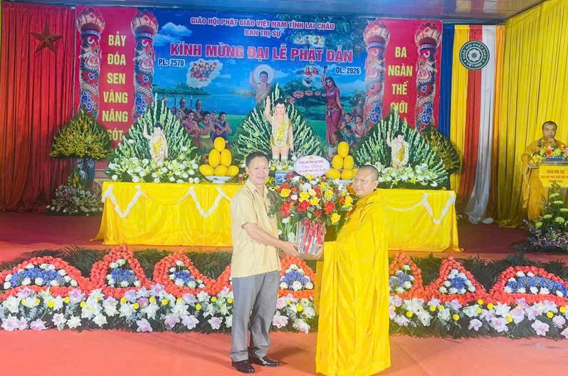 Lãnh đạo Phòng An ninh tặng hoa chúc mừng Ban trị sự GHPGVN tỉnh Lai Châu