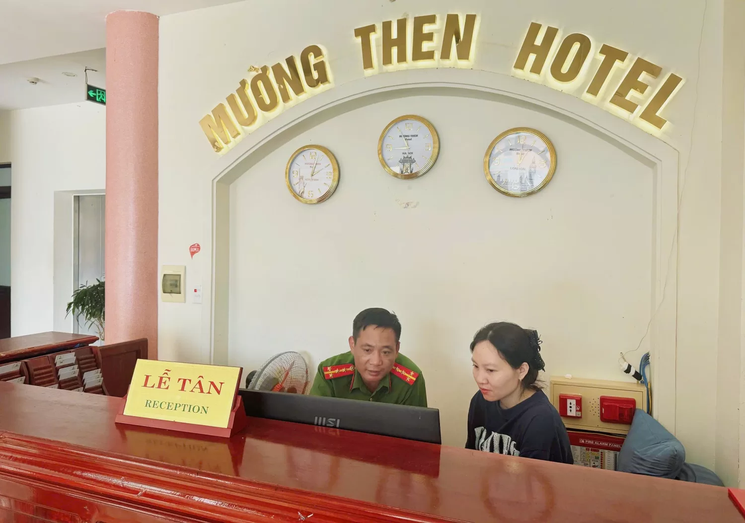 Cán bộ Công an xã Bum Tở hướng dẫn cơ sở lưu trú trên địa bàn.