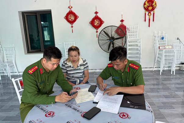 Công an xã Pa Tần đang tiến hành hướng dẫn thao tác trên ứng dụng cho một chủ cơ sở lưu trú