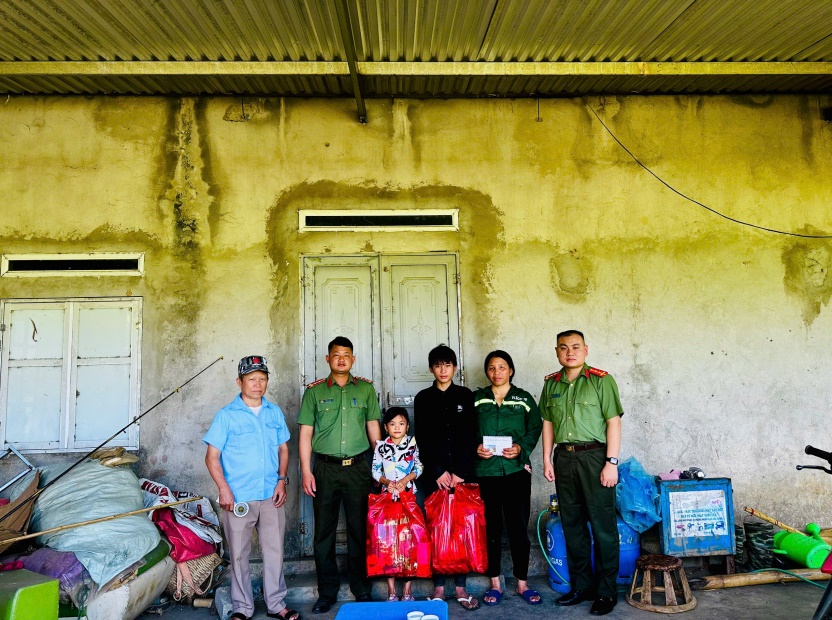 Đại diện Ban Chấp hành 02 chi đoàn trao quà cho 2 em nuôi của Đoàn
