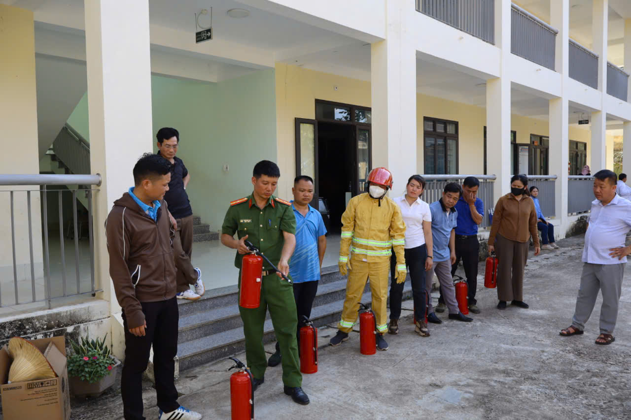 CBCNV, giáo viên và các em học sinh thực tập phương án chữa cháy