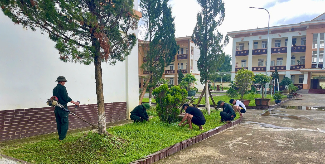 CBCS vệ sinh khuôn viên đơn vị.