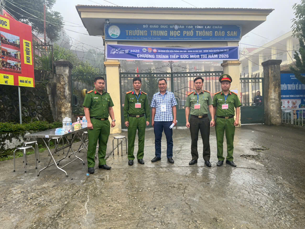 Đoàn công tác của đồng chí Đại tá Lê Anh Hưng - Phó Giám đốc Công an tỉnh tại Dào San