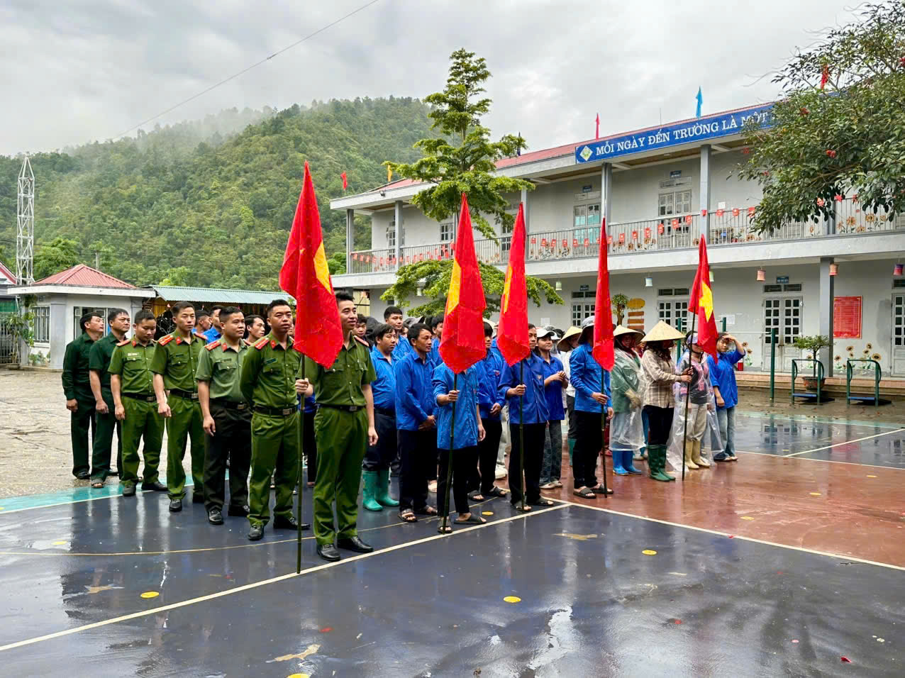 cán bộ, chiến sĩ Công an xã Khun Há cùng thanh niên tình nguyện và người dân trực tiếp tham gia dọn dẹp rác thải, làm sạch cảnh quan dọc tuyến đường nông thôn.