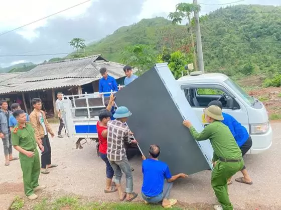 Lực lượng CSGT tham gia hỗ trợ dọn bùn đất ngập đường do mưa, lũ