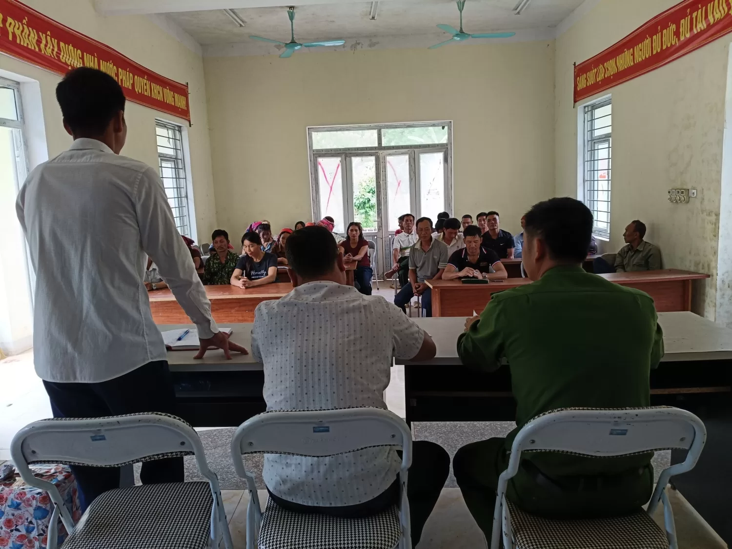Công an xã Mù Cả tuyên truyền, phổ biến pháp luật về phòng, chống đánh bạc, cá độ bóng đá cho Nhân dân trên địa bàn.
