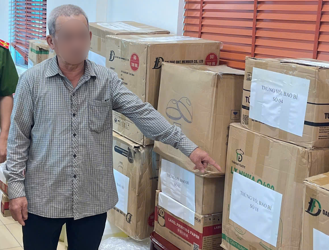 Đối tượng D. cùng vật chứng tại cơ quan điều tra