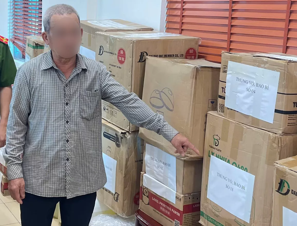 Đối tượng D. cùng vật chứng tại cơ quan điều tra