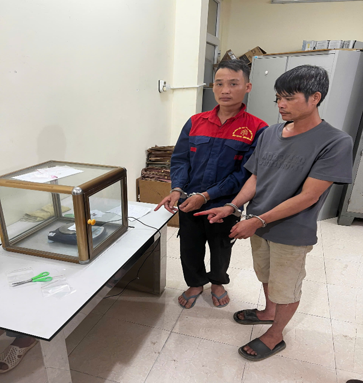 Đối tượng Thào Văn Thiện (áo màu đỏ - xanh và Thào Văn È (áo màu xám)