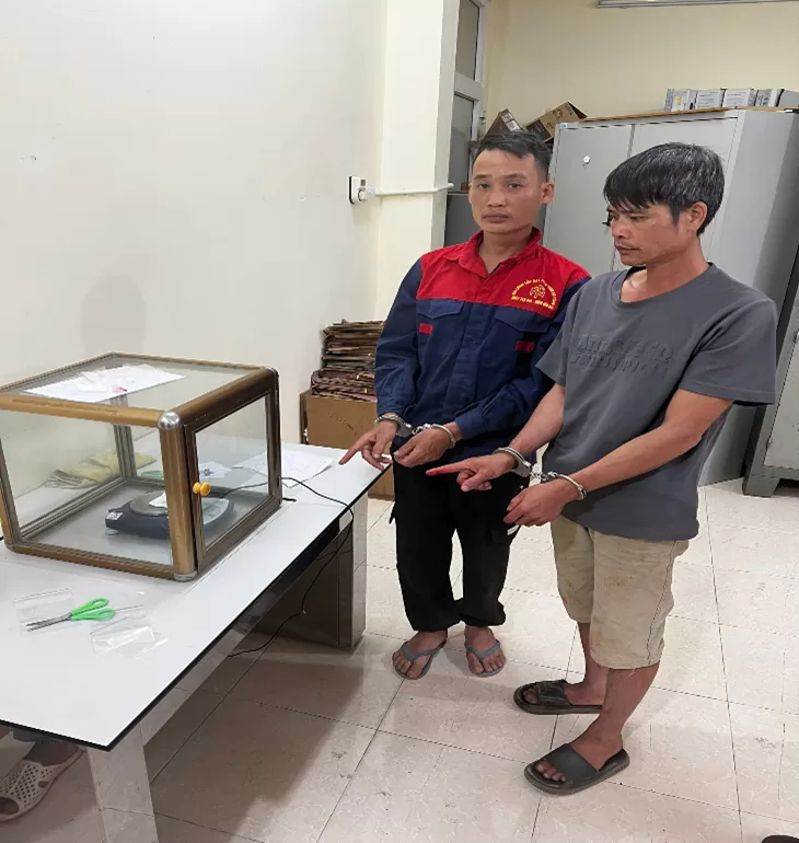 Đối tượng Thào Văn Thiện (áo màu đỏ - xanh và Thào Văn È (áo màu xám)