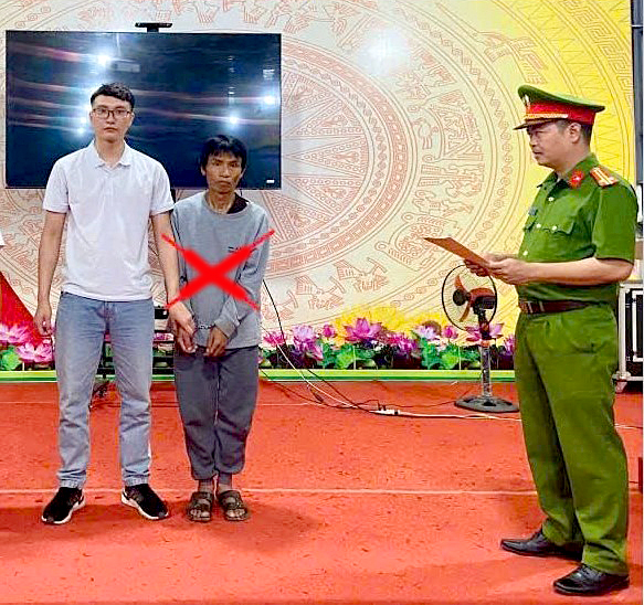 Cơ quan CSĐT công bố Quyết định khởi tố bị can, Lệnh bắt bị can đối với Chồ A Chơ (đánh dấu X)