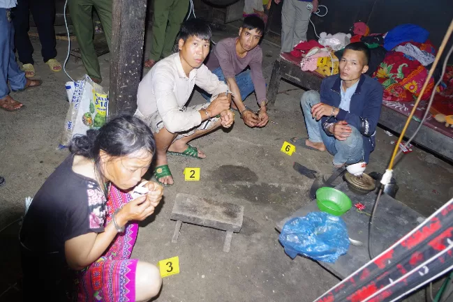 Cơ quan CSĐT công bố Quyết định khởi tố bị can, Lệnh bắt bị can đối với Chồ A Chơ (đánh dấu X)