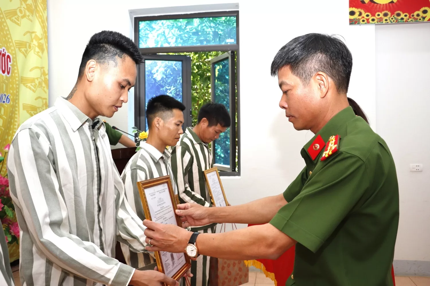 Thừa ủy quyền của Chủ tịch nước Đại tá Lê Anh Hưng - Phó GIám đốc Công an tỉnh trao quyết định đặc xá năm 2026 cho các phậm nhân đủ điều kiện được hưởng chính sách khoan hồng của Đảng và Nhà nước.