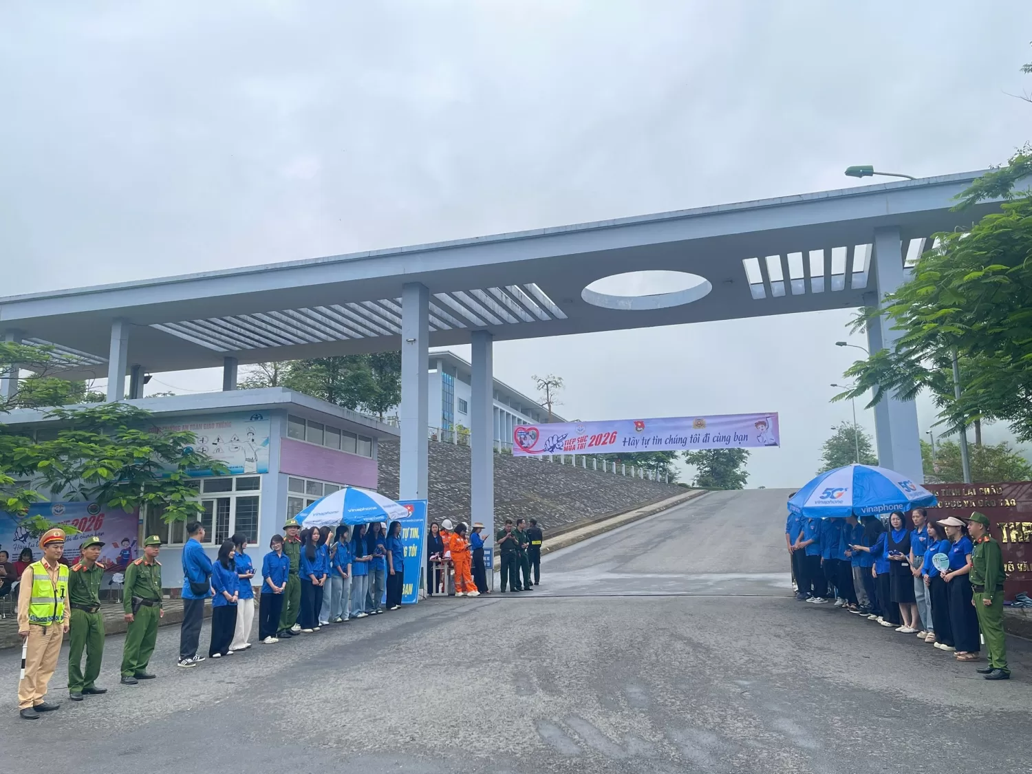 Công tác bảo đảm an ninh, trật tự và hỗ trợ thí sinh được triển khai tại khu vực điểm thi Trường THPT Chuyên Lê Quý Đôn.