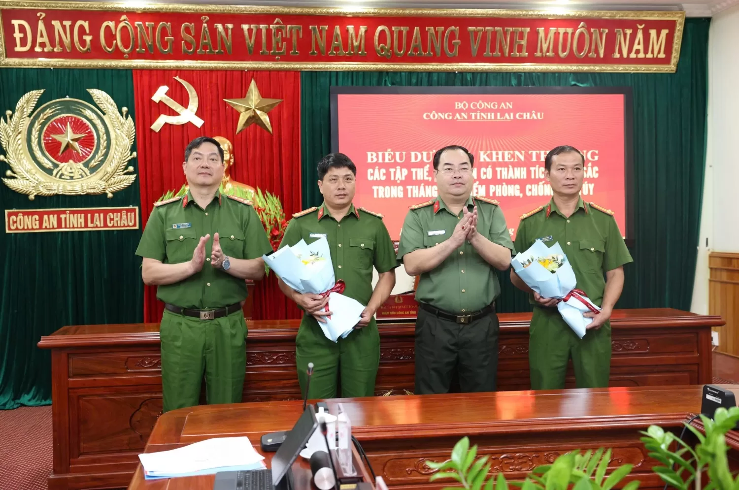 Đại tá Bùi Quyết Toán - Giám đốc Công an tỉnh và Đại tá Phạm Hải Đăng – Phó Giám đốc Công an tỉnh biểu dương các tập thể trong đấu tranh Chuyên án