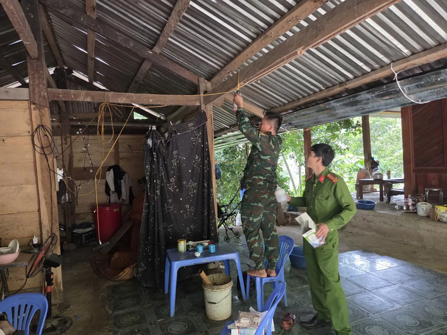 Các lực lượng tham gia Lễ ra quân lắp đặt lưới điện sau công tơ tại xã Mù Cả.
