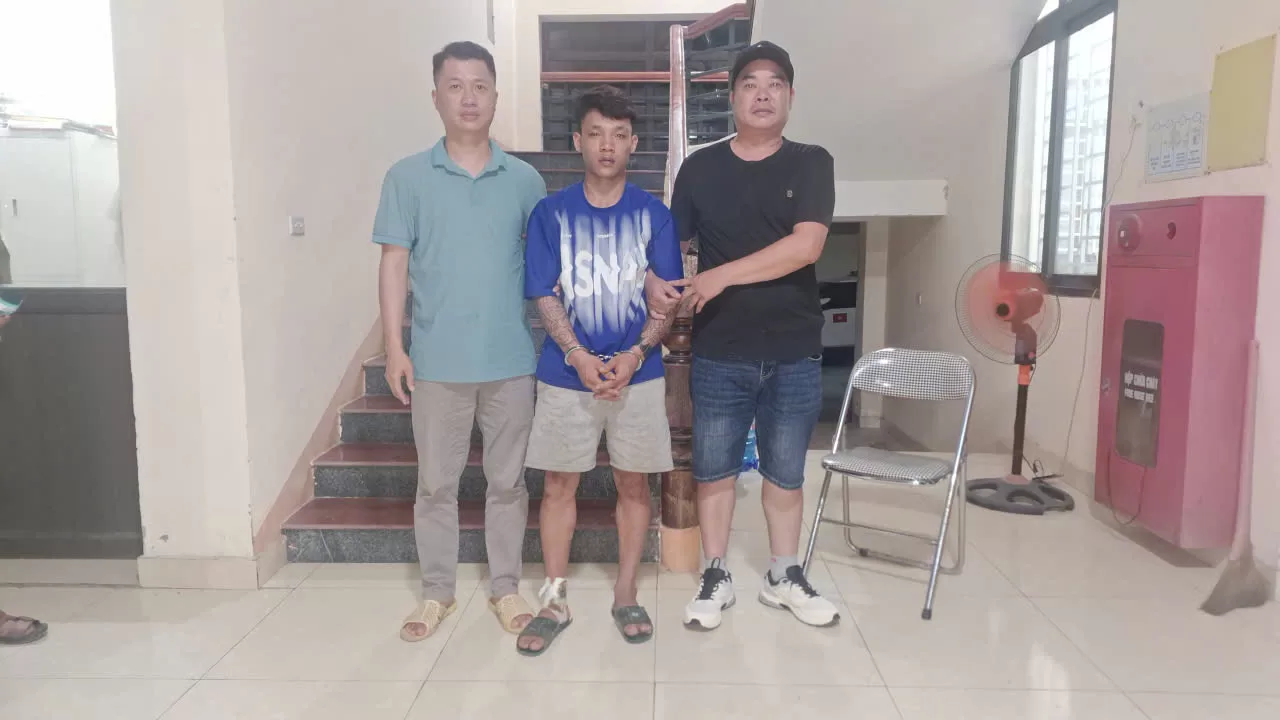 Lực lượng chức năng giữ đối tượng Lù Văn Khảm đảm bảo an toàn