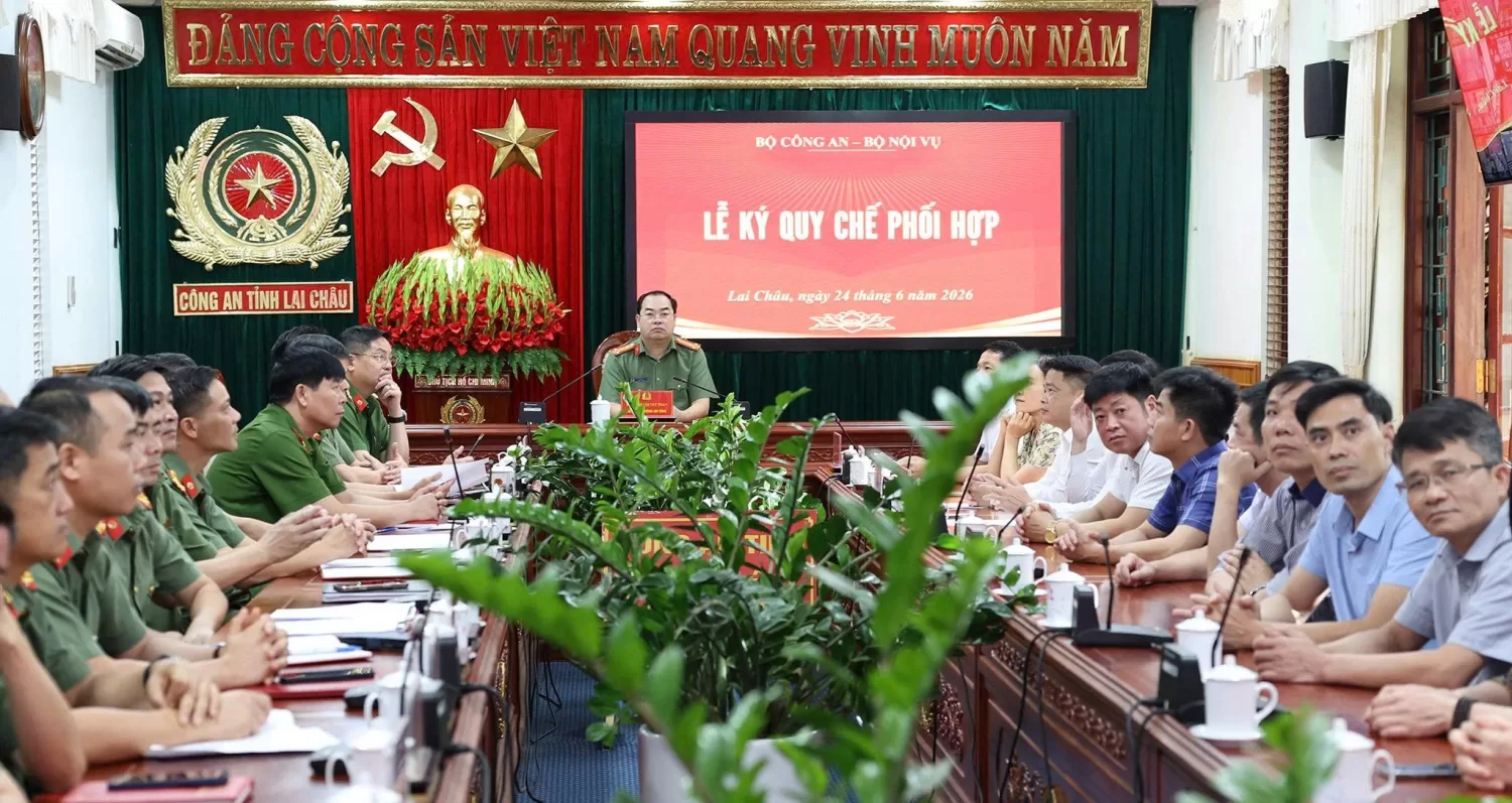 Đại tá Bùi Quyết Toán - Giám đốc Công an tỉnh dự, chủ trì buổi lễ tại điểm cầu tỉnh Công an tỉnh