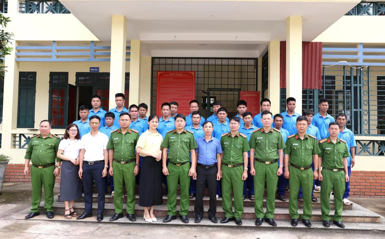 Đại biểu, giáo viên và học viên chụp ảnh lưu niệm,
