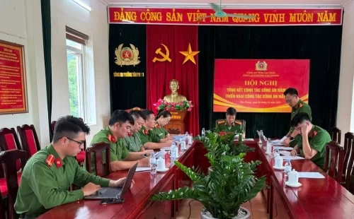 Đồng chí Đại tá Lê Anh Hưng làm việc với Công an các phường, xã về công tác làm sạch dữ liệu dân cư và làm sạch dữ liệu đất đai