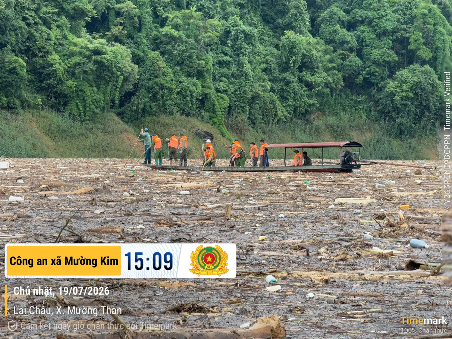 Công an xã Mường Kim tăng cường lực lượng hỗ trợ, phối hợp tìm kiếm cứu nạn tại xã Mường Than