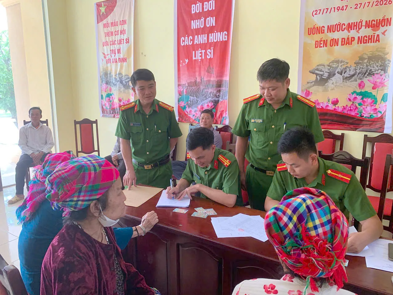 Công an xã Tân Uyên phối hợp, hỗ trợ và tham gia thực hiện thu nhận mẫu sinh phẩm ADN cho thân nhân liệt sĩ chưa xác nhận được thông tin