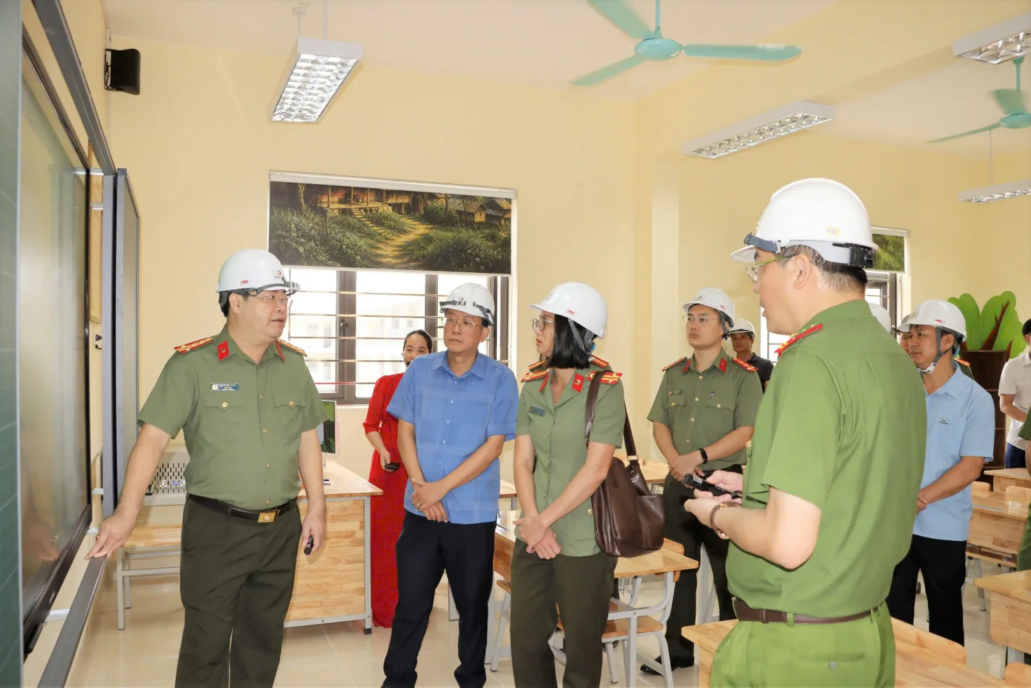 Giám đốc Công an tỉnh kiểm tra công tác chuẩn bị Lễ khánh thành  xây dựng Trường Phổ thông nội trú Tiểu học và THCS xã Pa Tần