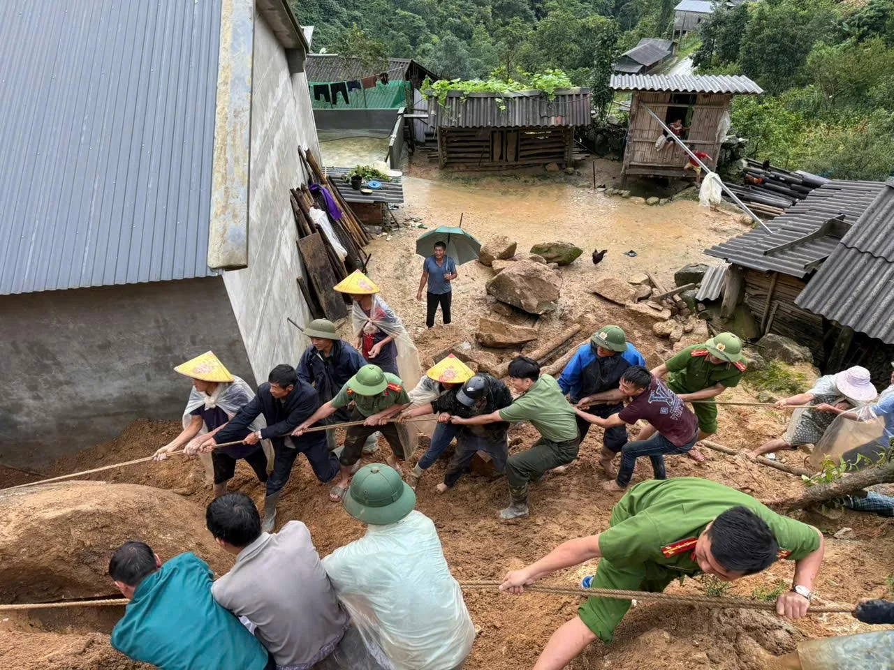Công an xã Sin Suối Hồ hỗ trợ người dân khắc phục hậu quả do mưa lớn kéo dài.