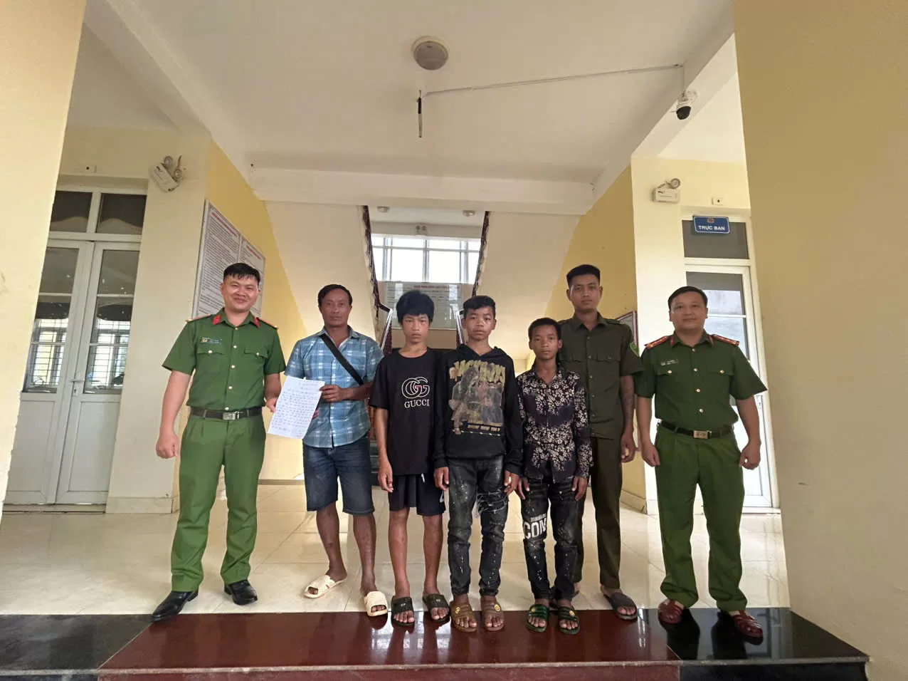 Công an xã Nậm Hàng kịp thời hỗ trợ 03 trẻ em đi lạc trở về an toàn với gia đình