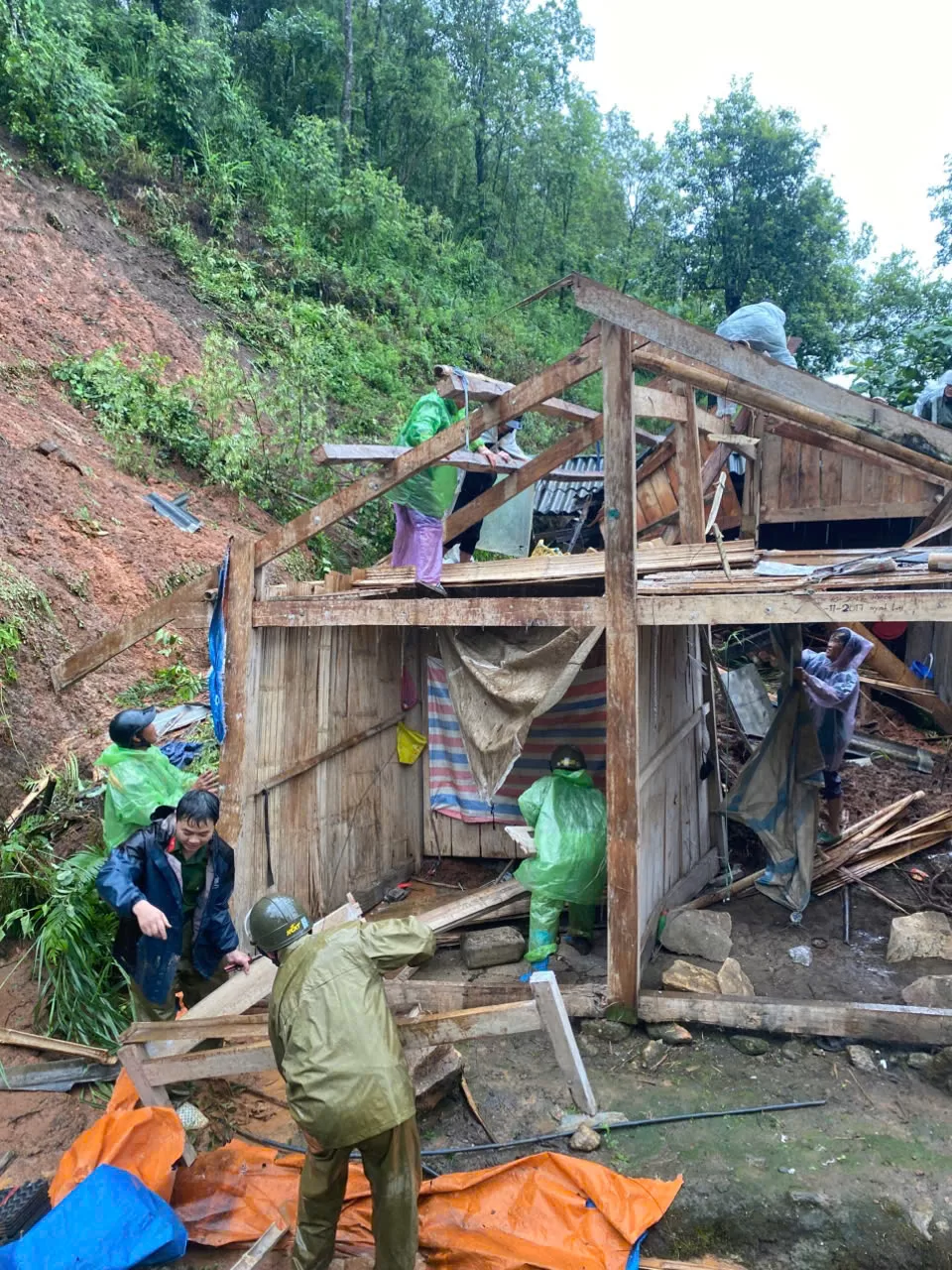 Công an xã Dào San kịp thời hỗ trợ Nhân dân khắc phục hậu quả mưa lũ