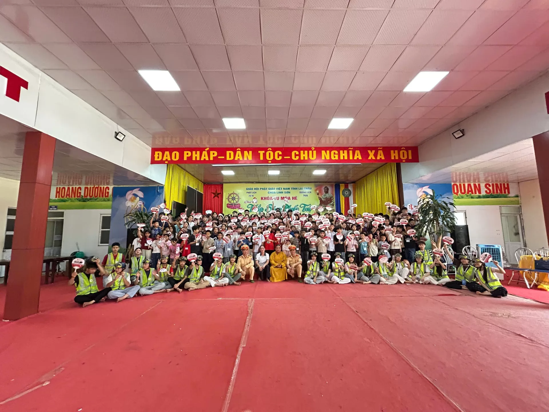 Hàng trăm học viên khóa tu mùa hè Linh Sơn được phổ biến pháp luật về an toàn giao thông
