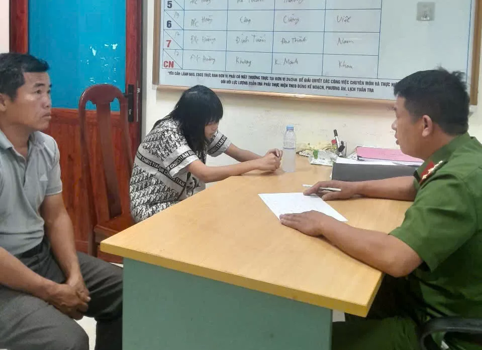 Công an phường Đoàn Kết kịp thời hỗ trợ một cháu gái trở về gia đình an toàn