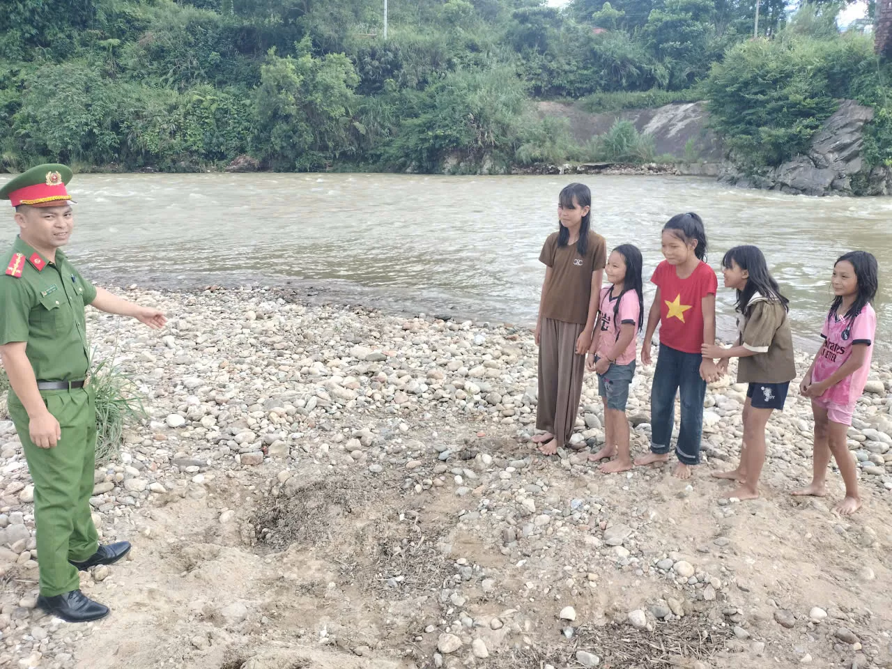 Công an xã Bình Lư tăng cường tuyên truyền, phổ biến kiến thức phòng, chống đuối nước và tai nạn thương tích cho trẻ em trên địa bàn xã Bình Lư.