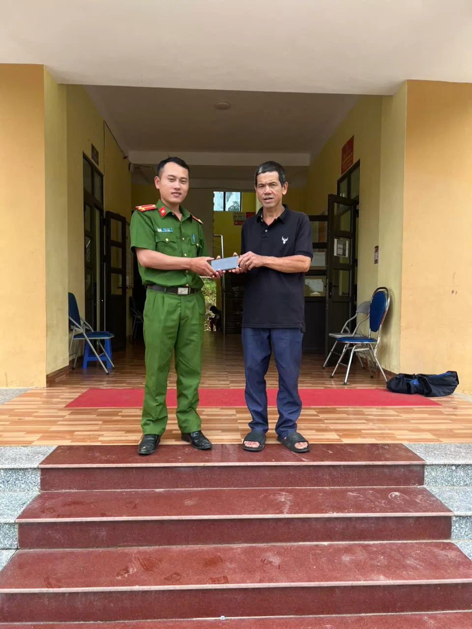 Công an xã Hồng Thu kịp thời hỗ trợ người dân nhận lại tài sản bị đánh rơi