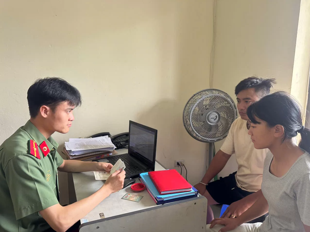 Công an xã Pa Ủ tuyên truyền, hướng dẫn hộ gia đình có người nước ngoài lưu trú và người nước ngoài chấp hành quy định của pháp luật.