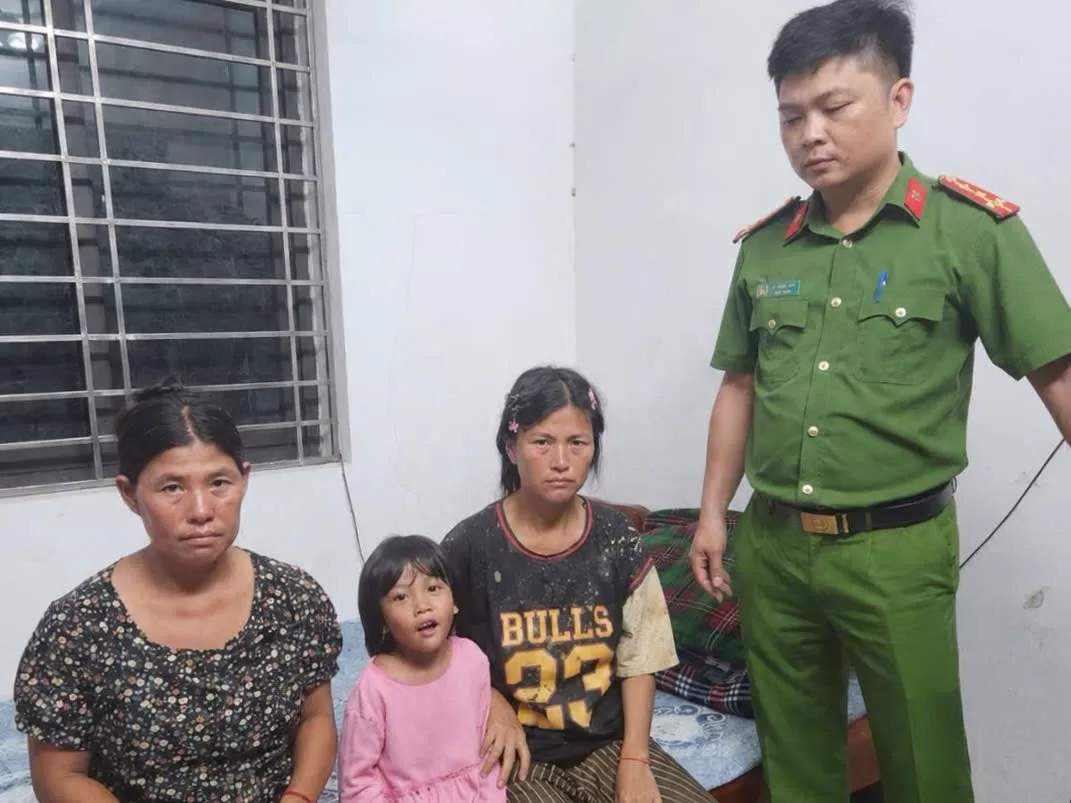 Công an xã Bum Tở kịp thời hỗ trợ 02 cháu bé bị lạc trở về với gia đình