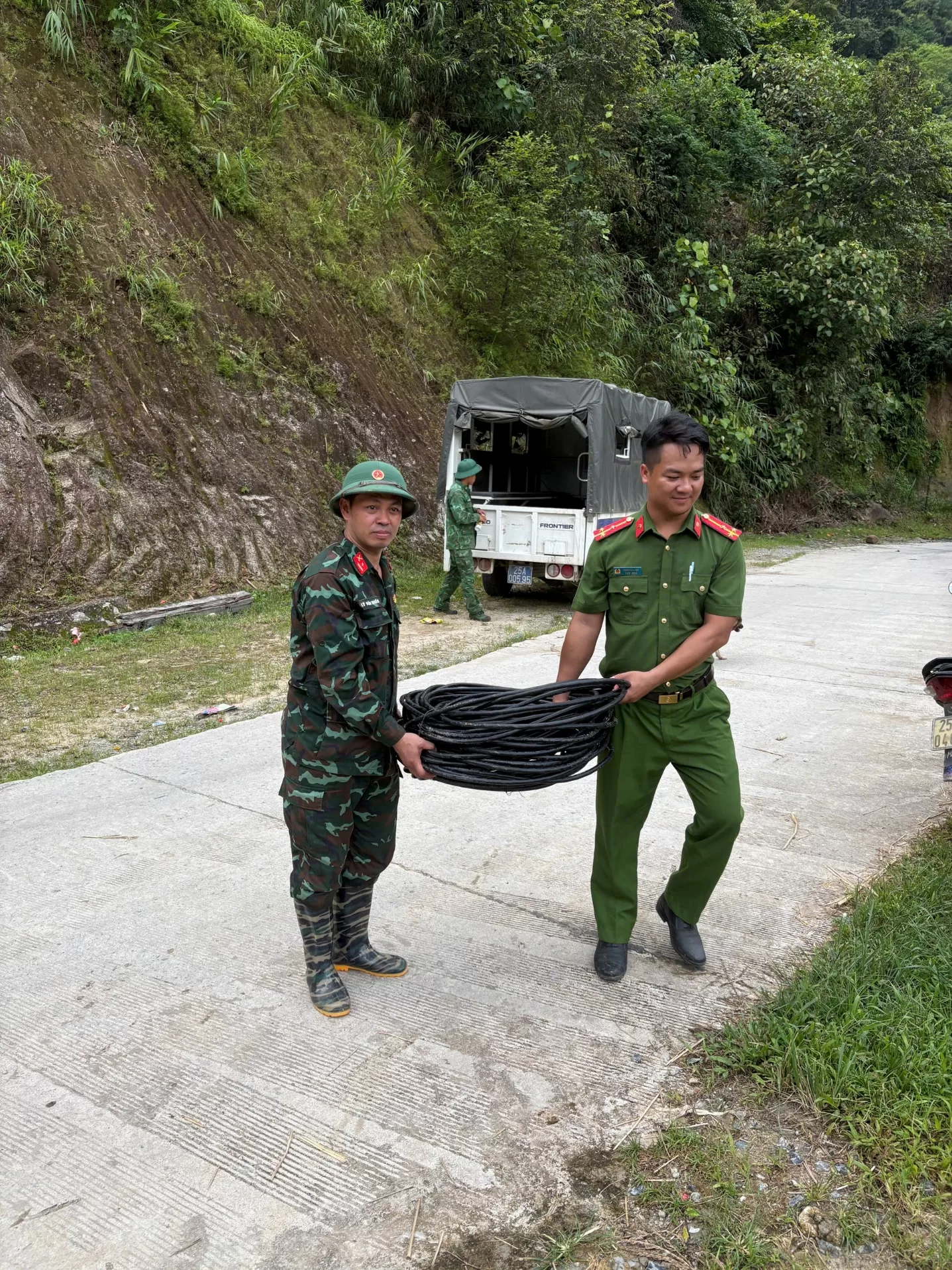Công an xã Bum Nưa phối hợp Đồn Biên phòng Pa Vệ Sử triển khai hiệu quả Nghị quyết 09 về điện mặt trời, thắp sáng vùng biên cương