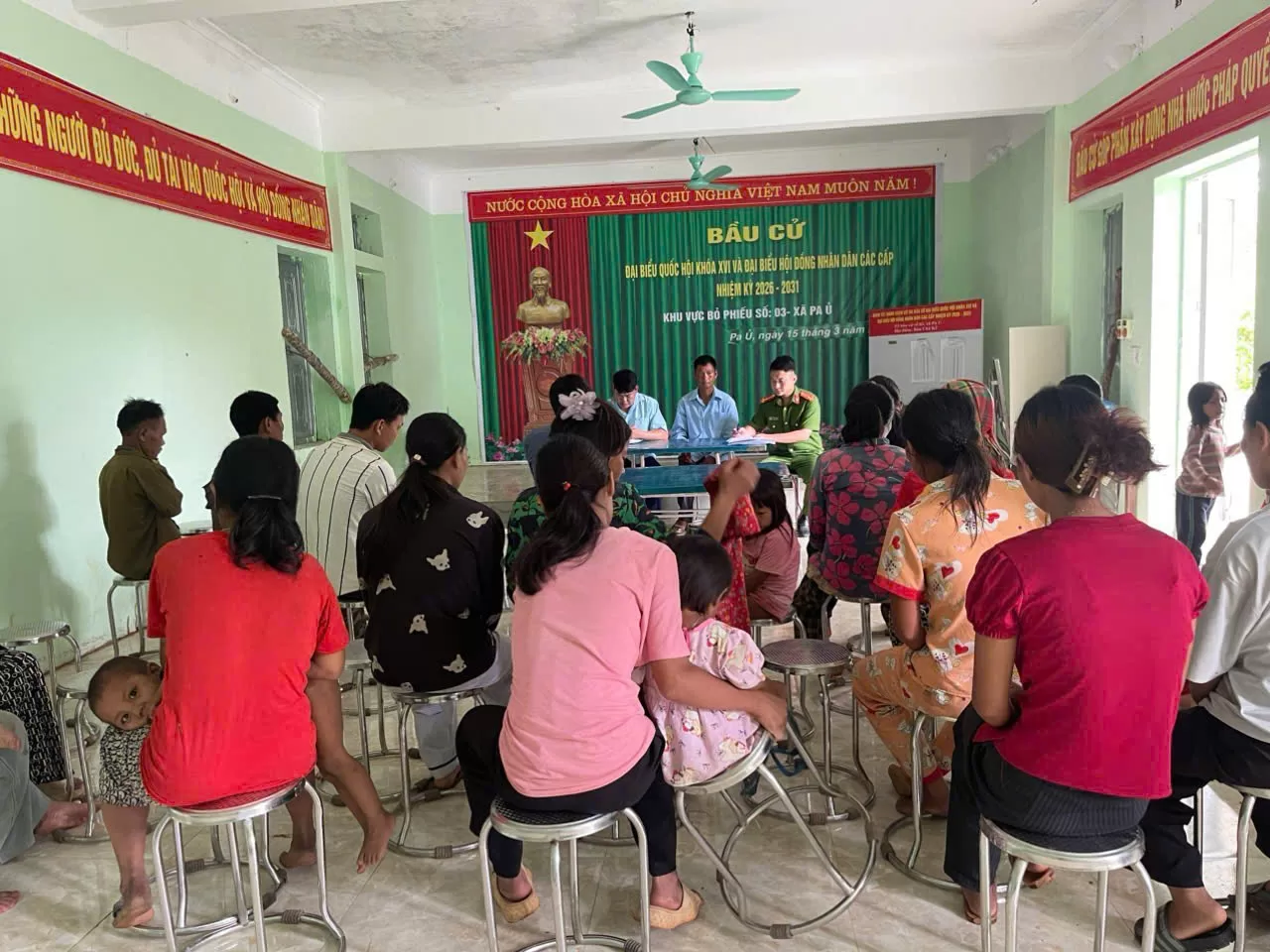 Cán bộ Công an xã Pa Ủ xuống địa bàn kiện toàn lực lượng bảo vệ an ninh, trật tự ở cơ sở sau sắp xếp, sáp nhập bản.