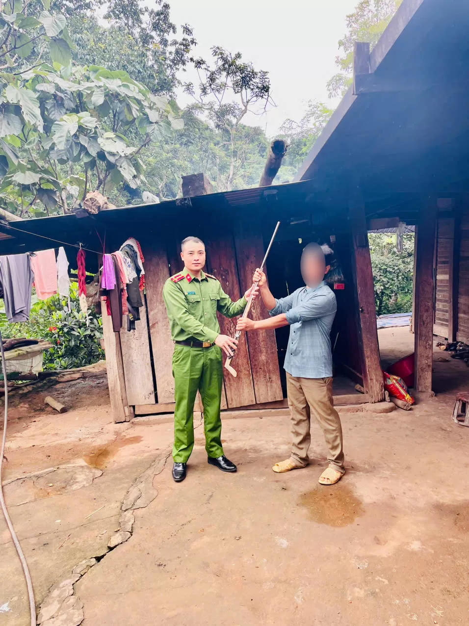 Công an xã Hồng Thu tăng cường tuyên truyền, vận động, rà soát thu hồi VKVLN, CCHT trên địa bàn.