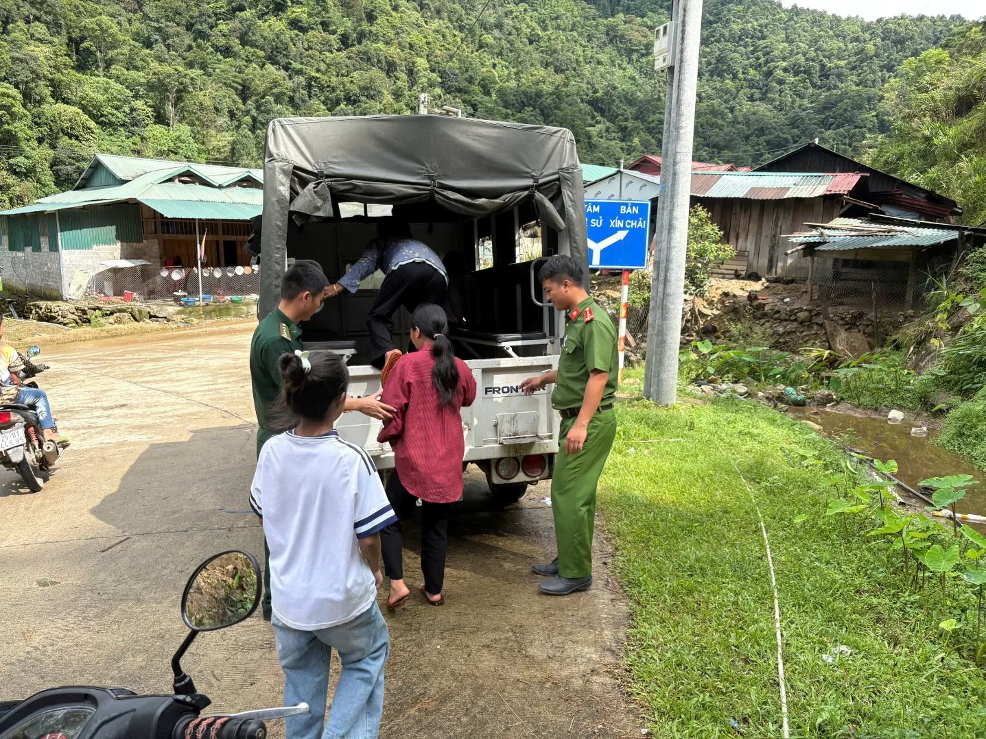 Công an xã Bum Nưa phối hợp Trạm Y tế xã hỗ trợ người dân khám sức khỏe định kỳ và sàng lọc miễn phí.