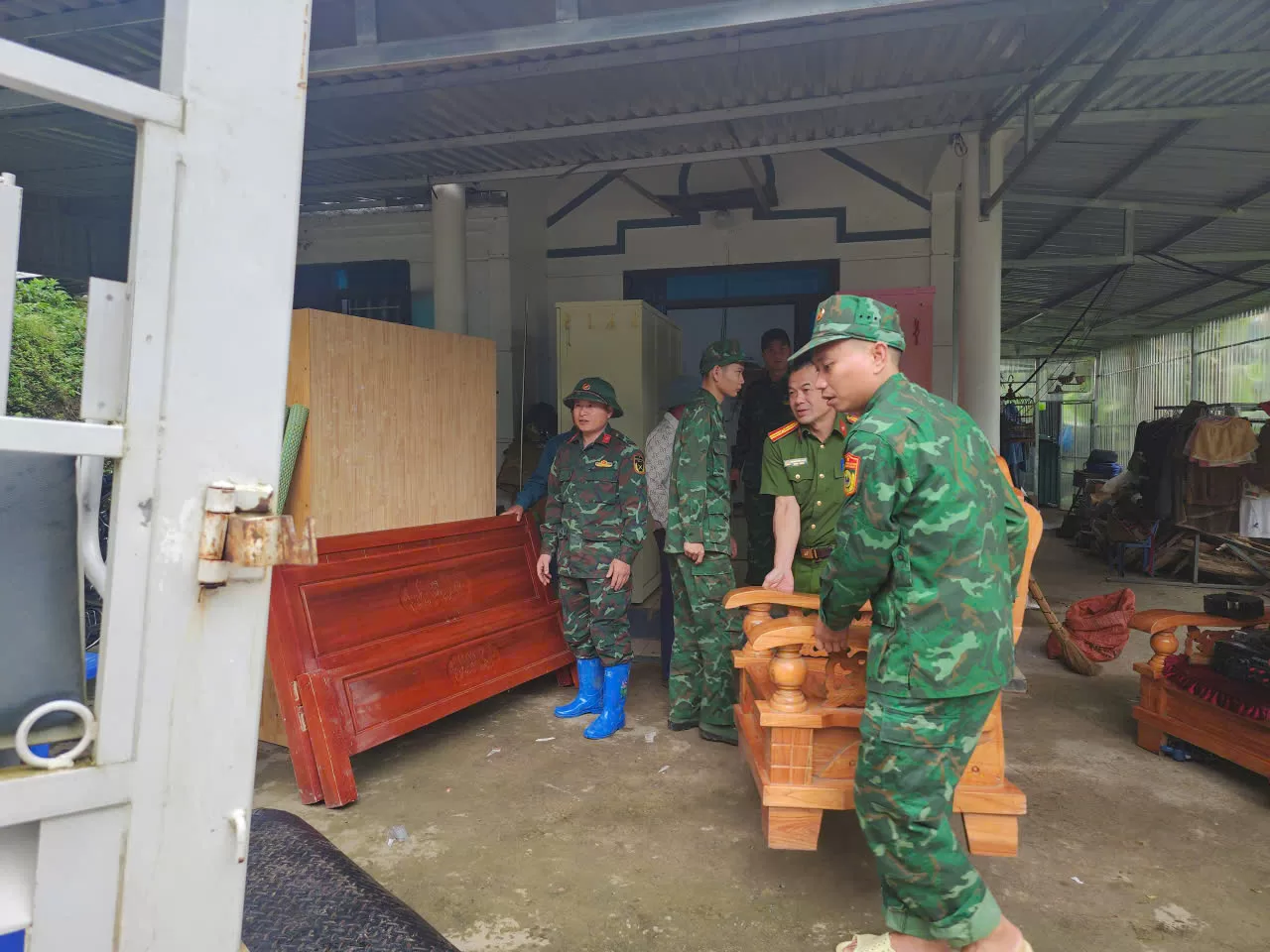 Công an xã Dào San phối hợp hỗ trợ người dân di dời tài sản, ứng phó nguy cơ sạt lở đất