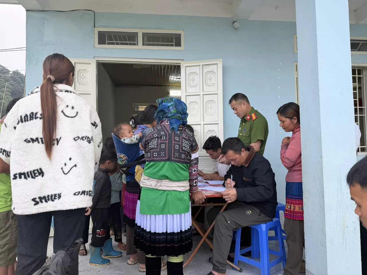 Công an xã Dào San kết hợp triển khai nhiều tiện ích phục vụ Nhân dân trong Ngày hội khám sức khỏe toàn dân.