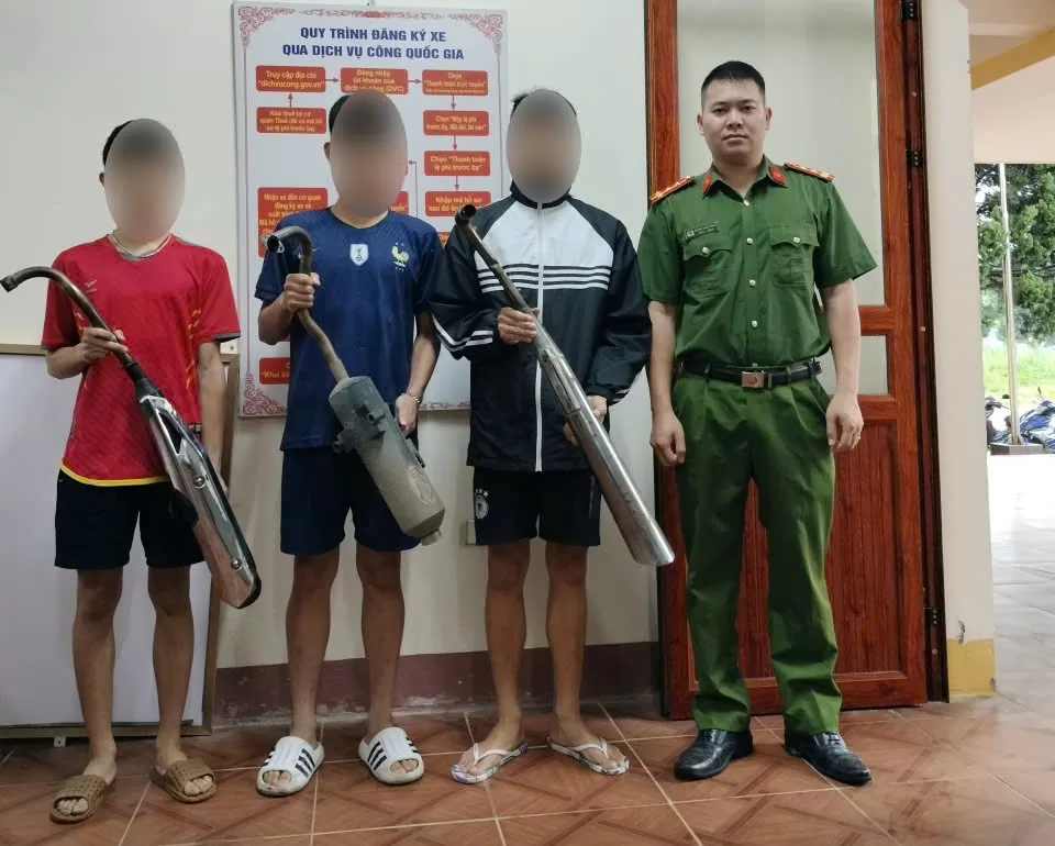 Công an xã Bình Lư tăng cường tuyên truyền, vận động thanh, thiếu niên tự giác giao nộp pô xe độ, pô xe tự chế trên địa bàn.
