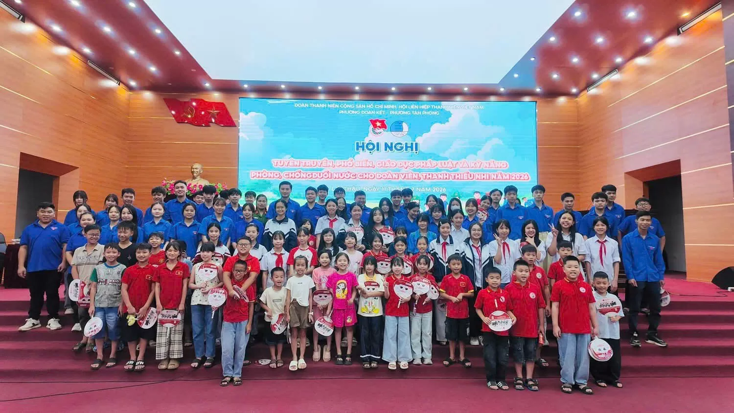 Công an phường Đoàn Kết tuyên truyền pháp luật gắn với mùa hè số cùng VNeID.