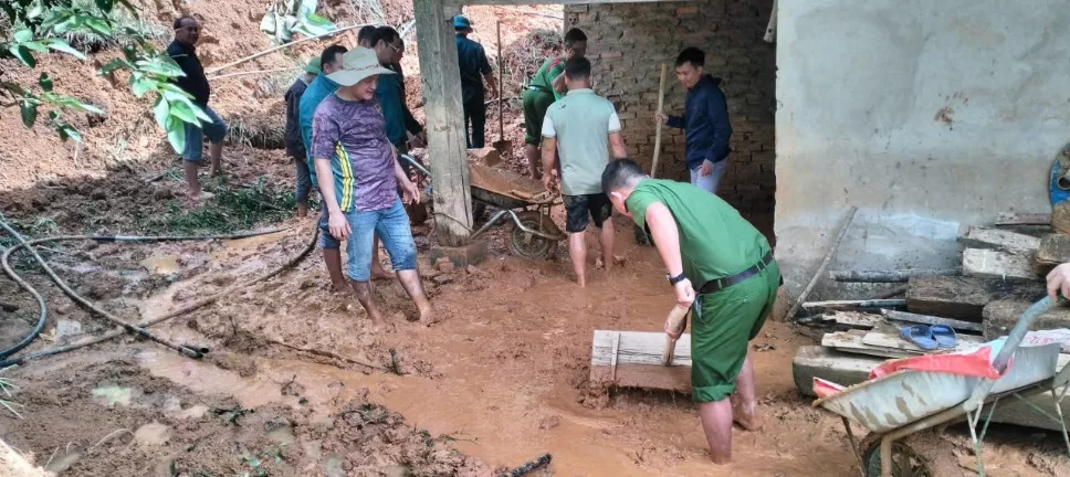 Công an xã Khoen On chung tay hỗ trợ người dân khắc phục hậu quả sạt lở do mưa lớn.