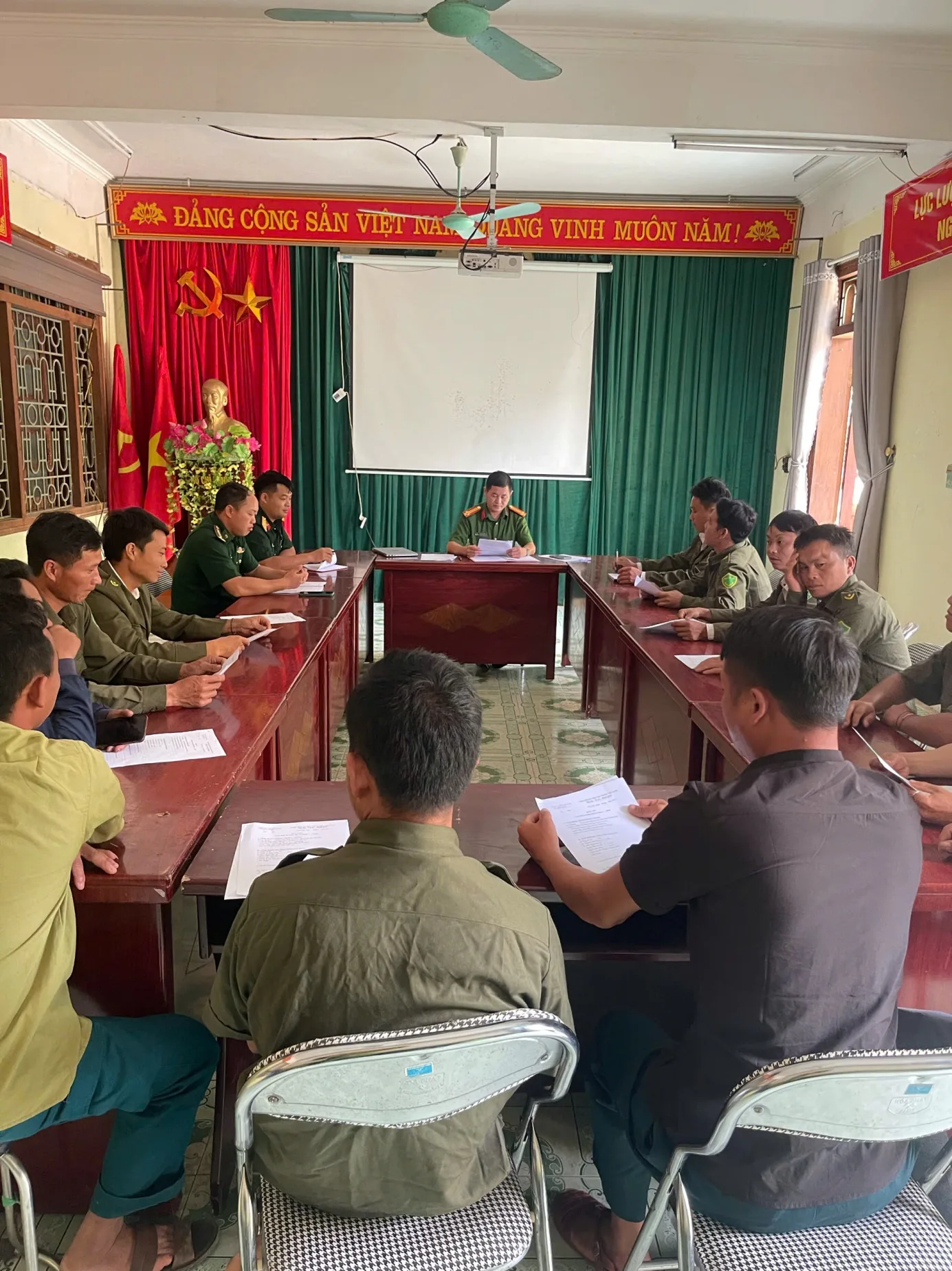 Công an xã Dào San tăng cường phối hợp, sinh hoạt với lực lượng tham gia bảo vệ an ninh, trật tự ở cơ sở.