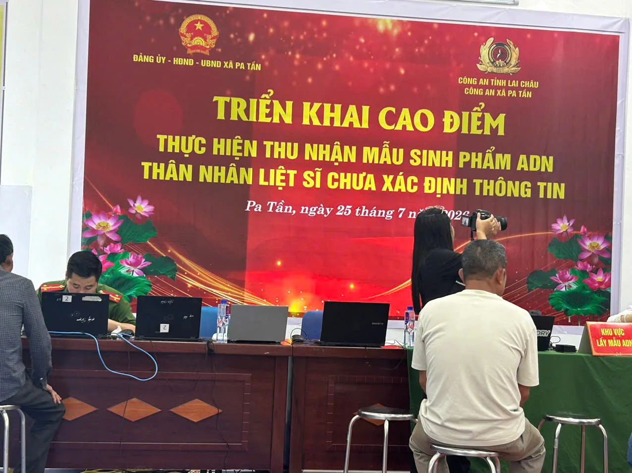 Công an xã Dào San phối hợp thu thận mẫu sinh phẩm ADN thân nhân liệt sĩ, góp phần xác định danh tính liệt sĩ chưa xác định được thông tin.